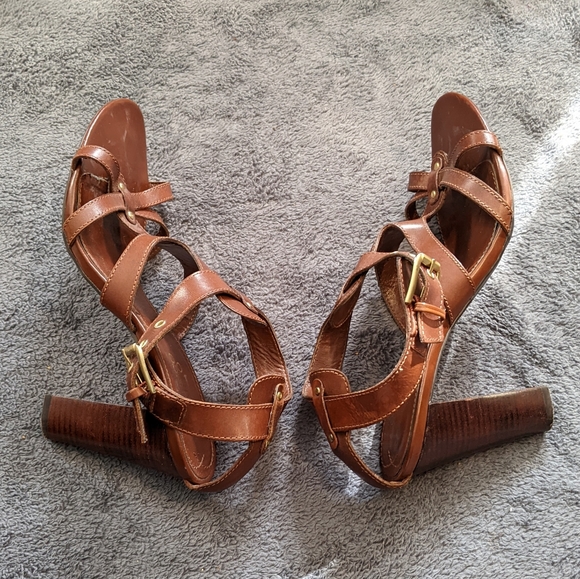 Brown strappy heeled sandals with belt buckle clasp - Picture 4 of 7